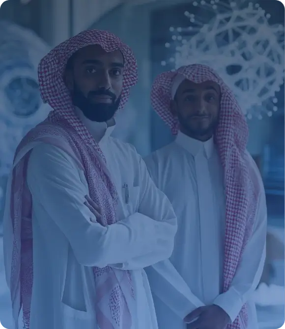 رجلان بملابس عربية تقليدية في بيئة احترافية حديثة