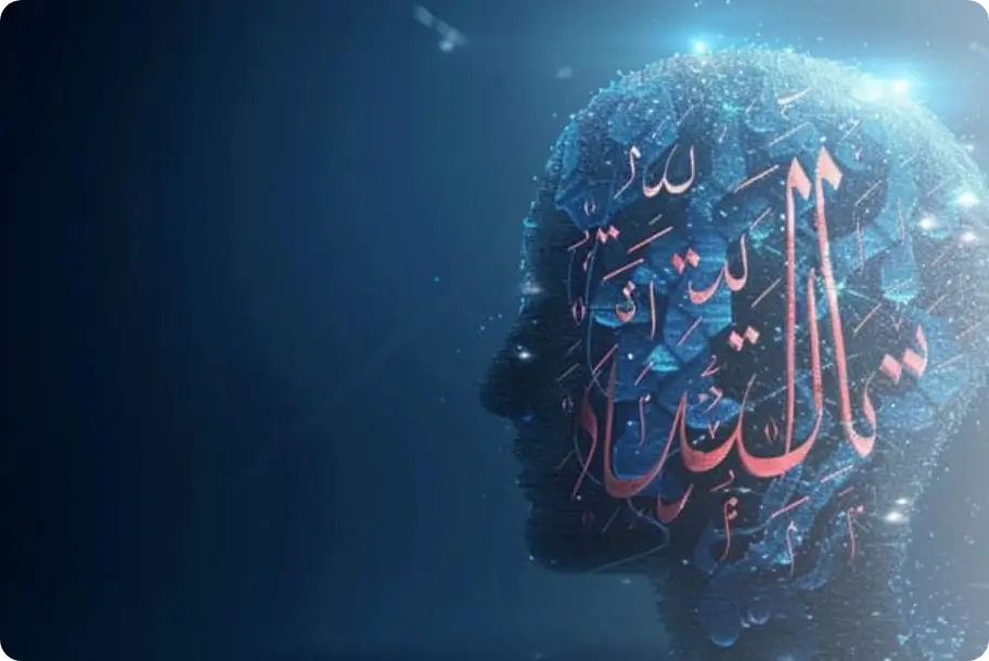 رأس بشرية رقمية زرقاء تحتوي على زخارف هندسية مضيئة وخط عربي، ترمز إلى الدمج بين التقنية والتراث