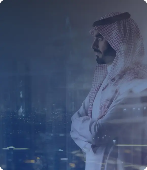 رجل عربي يطل على مدينة حديثة بأضوائها